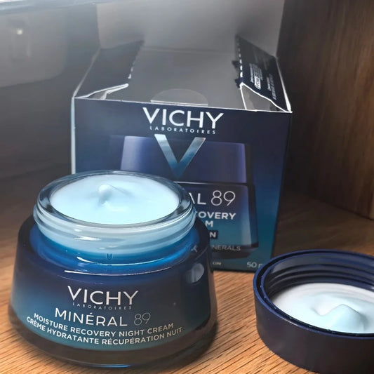 كريم ليلي مرطب يعيد ترميم البشرة ويمنحها امتلاء ونضارة