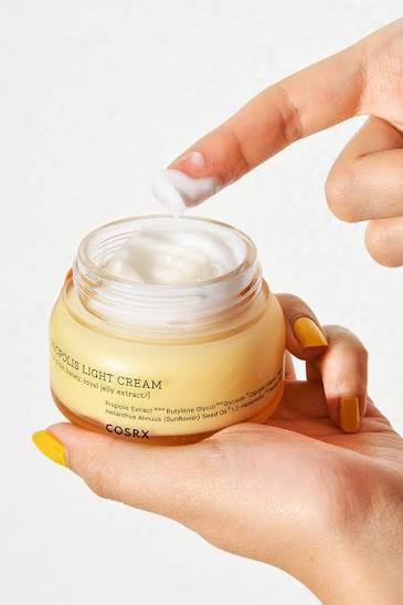 COSRX Propolis Light Cream texture