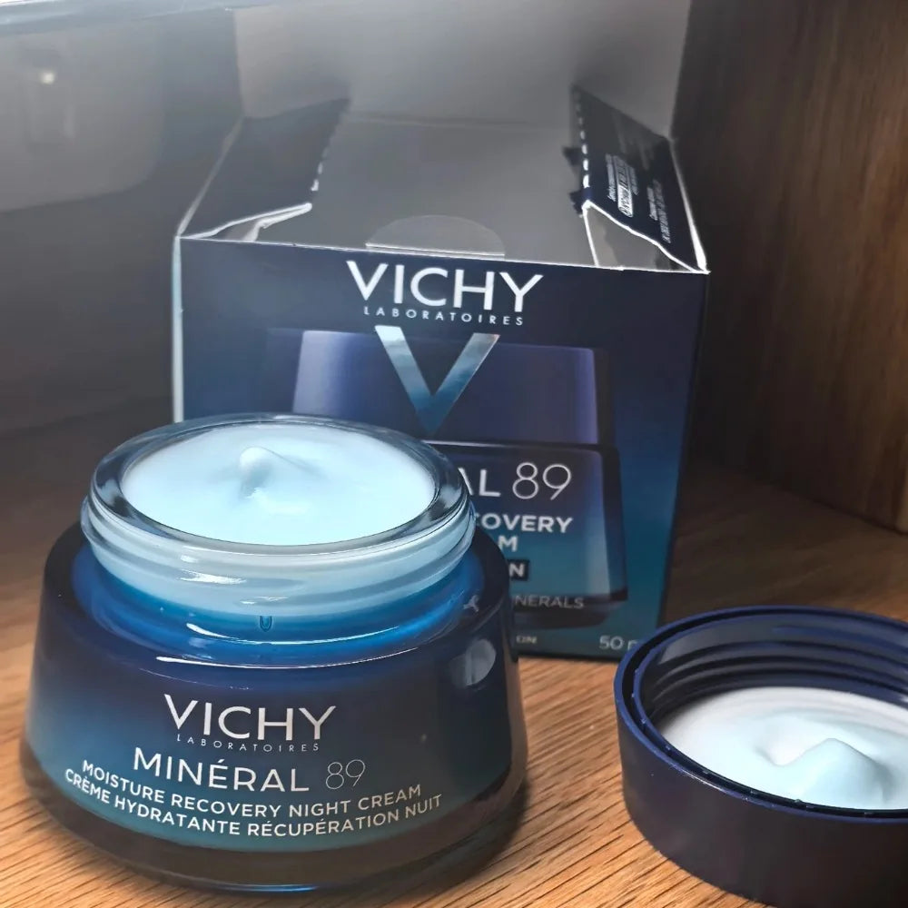 كريم ليلي مرطب يعيد ترميم البشرة ويمنحها امتلاء ونضارة